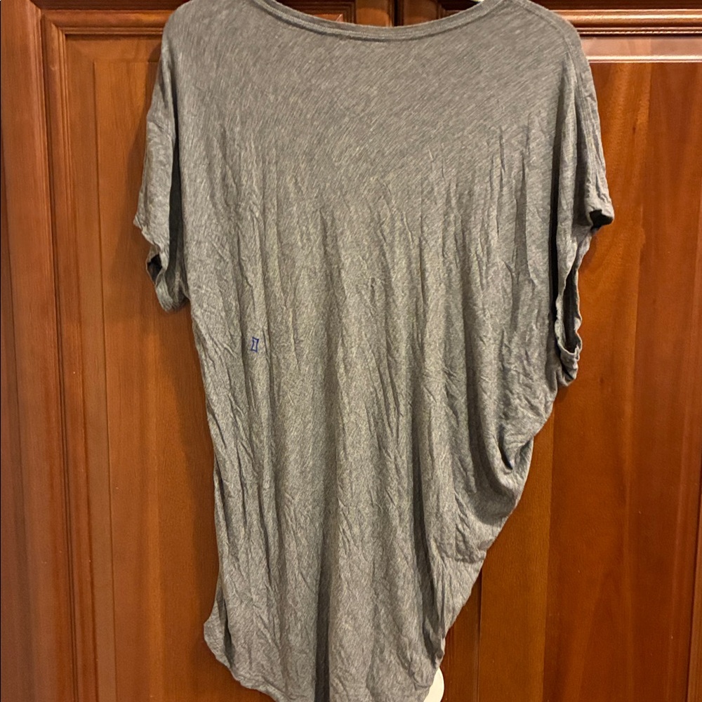 2 Kit & Ace tops: gray asymmetrical shirt + black short sleeve tshirt - Picture 4 of 8